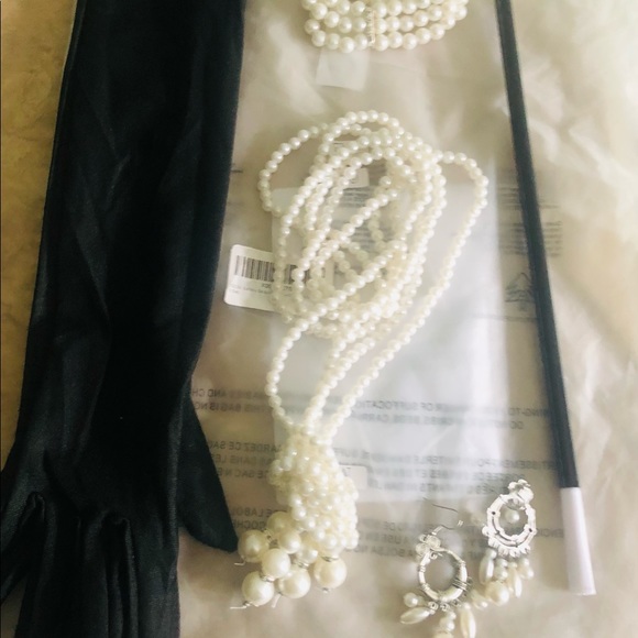 1920’s Theme Party Outfit including Accessories - Picture 2 of 3
